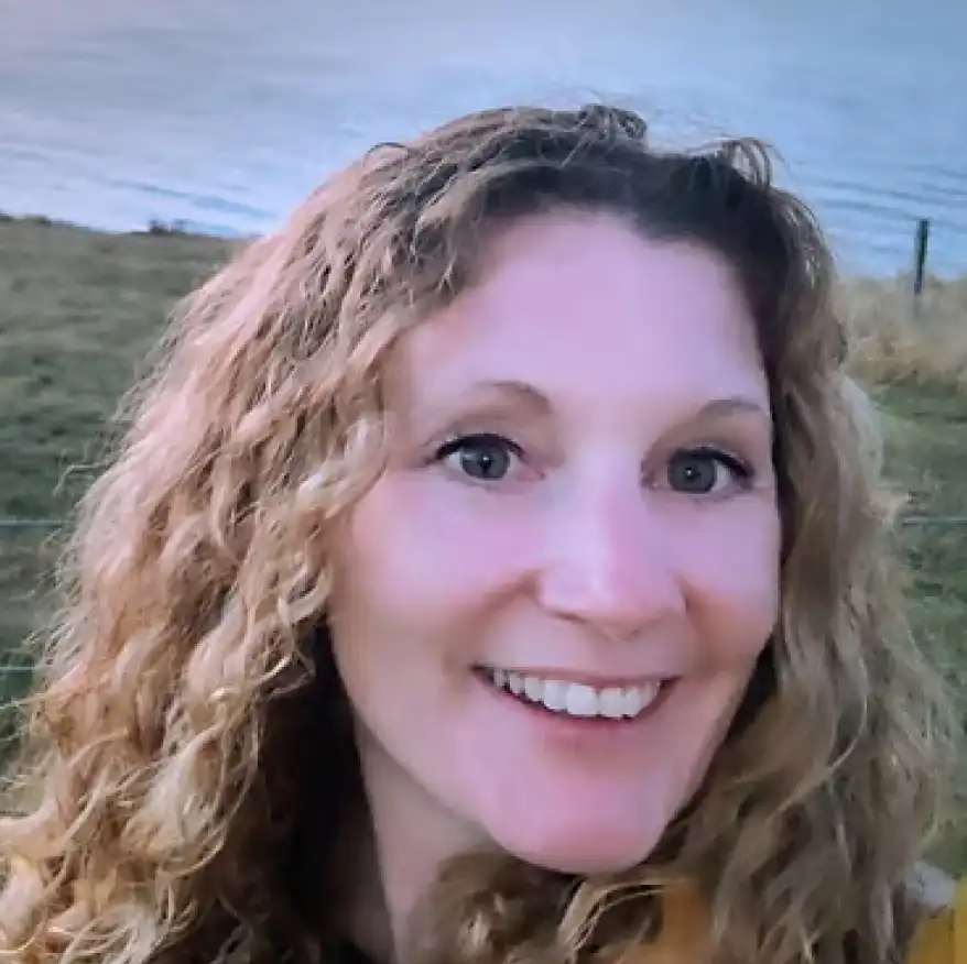 Caroline, founder and lead therapist at Hourglass Therapy, smiling warmly